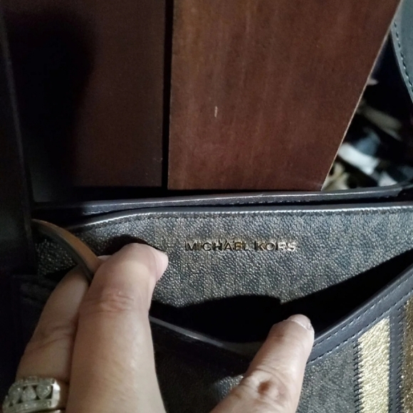 MK tote and wristlet set REDUCED - Picture 3 of 12